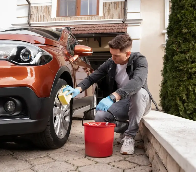 Lavage auto à domicile Ferrière-la-Grande : professionnel intervenant sur un véhicule